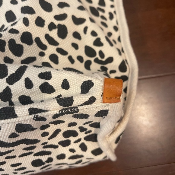 guc street level Black & White Tote Bag animal print adjustable straps & pouch - Picture 3 of 13